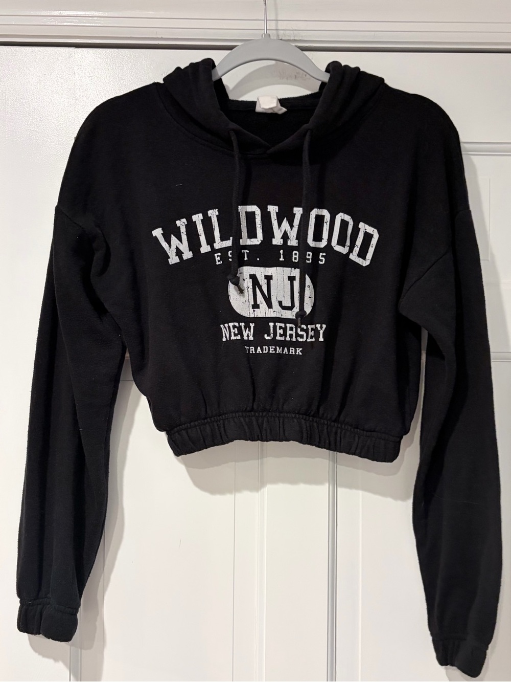 Wildwood NJ Cropped Hoodie Black Graphic Sweatshirt Small